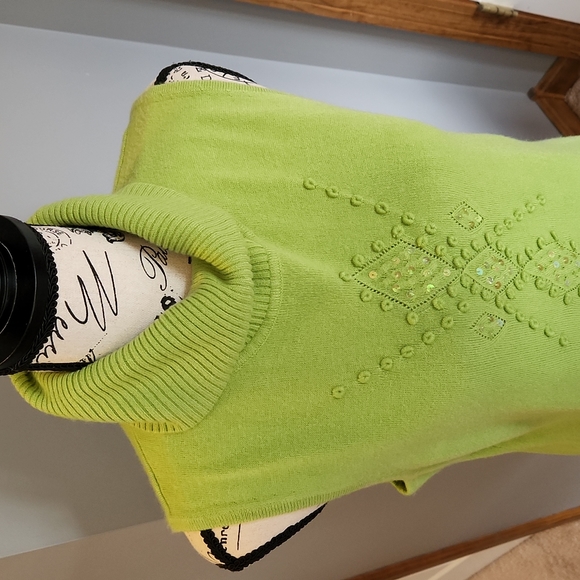 R.Q.T Green Acrylic Sleeveless Turtleneck Sweater, Large - Picture 3 of 12